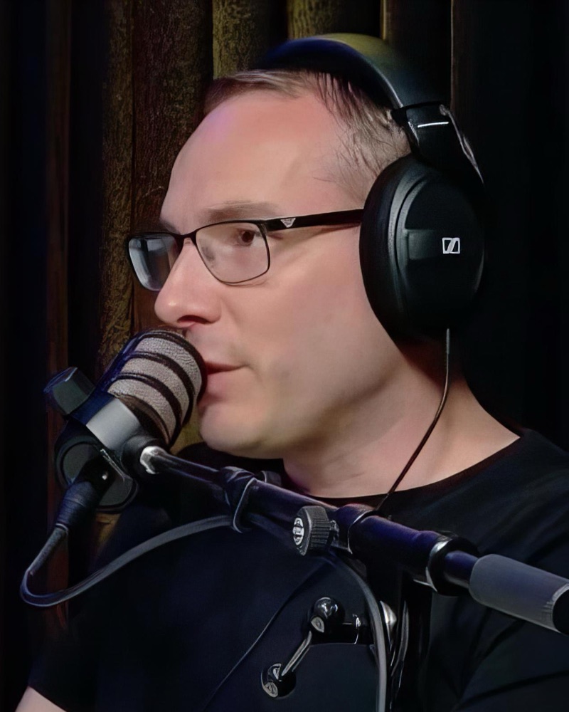 Florian Schöpperle mit Kopfhörern am Mikrofon während einer Podcast-Aufnahme